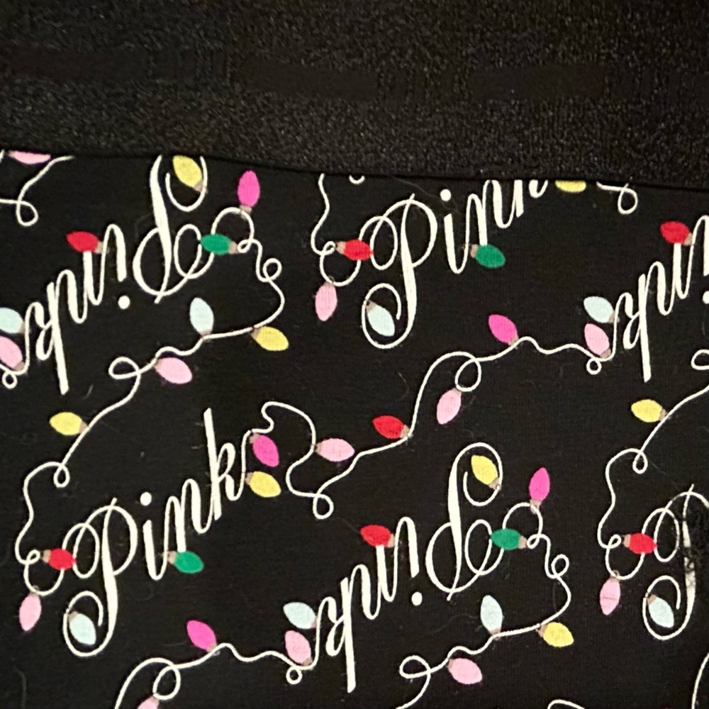 ❤️ VS-PINK Holiday Shorties - Picture 1 of 4